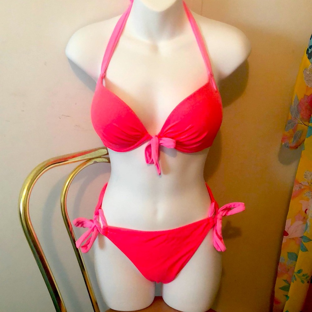 Victoria Secret bikini coral and pink 🥰. Suit is 🤩